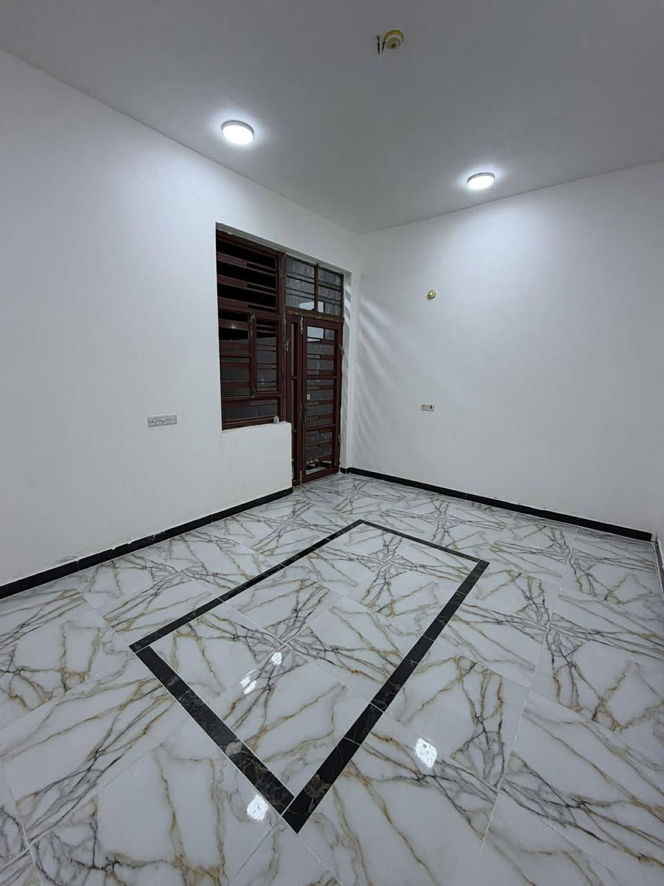 يا الله توكلنا على الله
للبيع بيت خلفي طابو صرف بنا حديث بحي الفداء 
بمقاطعة ال24سعر 73 مليون 
غرفه وصاله ومطبخ وصحيات وديوانيه 
كونكريت طابوك وستاره وبيتونه شغل كله درجه أوله 
للاستفسار  *********** شعندك من عقارات دز واتساب ممكن متابعه للقناة الواتساب ليصلك كل ماهو جديد ويخص العقار 
https://whatsapp.com/channel/0029Vb7cgpDDuMRaptu2gW27
