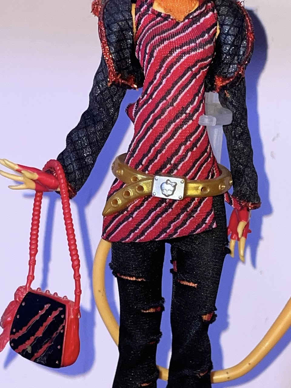 متوفر للمزاد لعابة مونستر هاي شخصية تورالاي سترايب (Toralei Stripe) الاصدار الاولي اصدار 2012، القطعة نادرة صعب تتحصل وبحالة مناسبه موضح كلشي بالصور. مغسولة يدوياً شعرها نظيف خالي بالكامل من الصمغ. يجي وياها ستاند، اعرف هواي رح يريدوها وما اعرف بشكد ابيعها فا رح اعرضها مزاد وابيعها اعلى سعر. متوفر توصيل كامل العراق.

ملاحظة : كاملة بالكامل مع الجنطة


**إذا كنت صاحب هذا الإعلان وتريد حذفه لأي سبب، رجاءا أرسل رسالة إلى الدعم الفني**