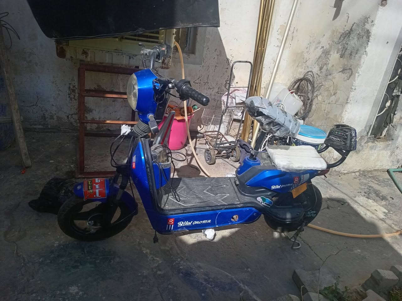 السلام عليكم عندي دراجه شحن مابيها شي بس بطاريات اربعه عاطلات رايدها 85 وبيها مجال قليل الشراي يتصل عل رقم ***********
