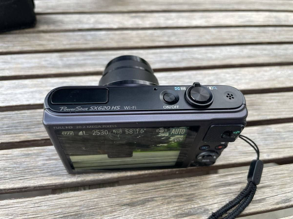 كاميرا canon sx625 الكاميرا خفيفة الوزن كاميرا الجيب بحالة الوكاله مع كل أغراضها الشاحن الشنته الذاكره تمتاز بخفة الوزن وسهولة الحمل موجَد صور من تصويرها لتواصل 0796277332 او ماسنجر 

مواصفات التفصيلية الكاملة للكاميرا:📸 المستشعر ومعالج الصورنوع المستشعر: CMOS بمقاس 1/2.3 بوصة.دقة الكاميرا: 20.2 ميجابكسل
.معالج الصور: +DIGIC 4 المزود بتقنية iSAPS
.حساسية الضوء (ISO): تلقائي، ومن 80 إلى 3200.🔍 العدسة والتقريب (الزوم)التقريب البصري: 25x (يصل إلى 50x عبر تقنية ZoomPlus الرقمية دون خسارة كبيرة في الجودة)
.البعد البؤري: 4.5 - 112.5 مم (ما يعادل 25 - 625 مم في كاميرا 35 مم)
.فتحة العدسة القصوى: f/3.2 عند الزاوية الواسعة، و f/6.6 عند أقصى تقريب
.مثبت الصور: مثبت بصري ذكي (Intelligent IS) لمنع اهتزاز الصور أثناء الحركة أو التقريب
.🎥 تسجيل الفيديودقة الفيديو: Full HD (1080p) بمعدل 30 إطاراً في الثانية.صيغة الفيديو: MP4 (مع ضغط H.264).
🖥️ الشاشة والتحكم
نوع الشاشة: LCD بحجم 3.0 بوصة.دقة الشاشة: حوالي 922,000 نقطة ).
سرعة الغالق: من 1 إلى 1/2000 ثانية (وتصل إلى 15 ثانية في بعض الأوضاع المخصصة).التصوير المتتابع: حوالي 2.5 لقطة في الثانية
.🔋 الاتصال والبطاريةالاتصال اللاسلكي: يدعم Wi-Fi و NFC لنقل الصور والتحكم بالكاميرا عن بعد عبر الهاتف
.المنافذ: منفذ Micro USB، ومنفذ Micro HDMI (Type-D).البطارية: بطارية ليثيوم أيون قابلة لإعادة الشحن (طراز NB-13L) تكفي لالتقاط حوالي 295 لقطة
.بطاقات الذاكرة: تدعم كروت SD / SDHC / SDXC.ض


**إذا كنت صاحب هذا الإعلان وتريد حذفه لأي سبب، رجاءا أرسل رسالة إلى الدعم الفني**