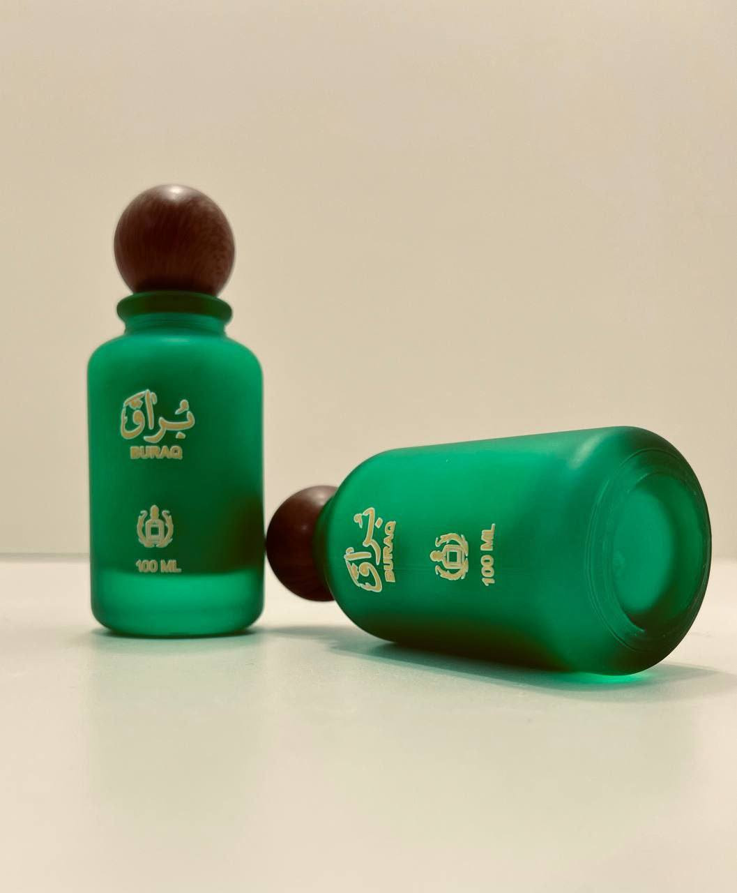 عطر براق (BURAQ) هو عطر للجنسين بحجم 100 مل. تشير مصادر متعددة إلى أنه إماراتي المنشأ ويأتي ضمن مجموعات متنوعة من العطور الشرقية والزهرية والخشبية. قد يكون مرتبطاً بعلامات تجارية مثل "ابراق" (IBRAQ) من إبراهيم القرشي أو "Paris Corner" أو "Al Haramain Perfumes". 
يستخدم هذا العطر أحياناً كمعطر للشعر أو الجسم، ويتوفر أيضاً بنسخ خالية من الكحول (عطور مركزة). 

سعر خاص
توصيل لجميع محافظات العراق


**إذا كنت صاحب هذا الإعلان وتريد حذفه لأي سبب، رجاءا أرسل رسالة إلى الدعم الفني**