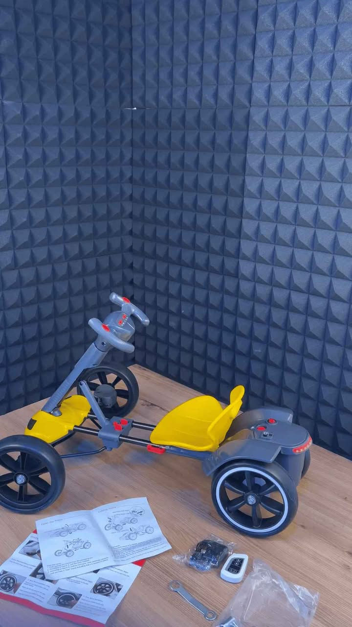 سيارة أطفال كهربائية قابلة للطي مع تحكم عن بعد – Go Kart
السعر 80 الف فقط 🔥 

لعبة ممتعة وآمنة للأطفال للقيادة داخل المنزل أو في الحدائق والساحات.

تطوير مهارات التوازن والتحكم بالحركة لدى الطفل.

مناسبة كنشاط ترفيهي يومي أو كهدية مميزة للأطفال.

يمكن استخدامها بوضع القيادة اليدوية أو عبر جهاز التحكم عن بعد للأهل.

المميزات:

تعمل بنظام بطارية قابلة لإعادة الشحن.

مفتاح تشغيلإيقاف خلفي (Power ONOFF).

أزرار تحكم أمامي وخلفي على المقود.

مزودة بمؤثرات صوتية وأزرار موسيقى مدمجة في المقود.

جهاز تحكم عن بعد للتحكم بحركة السيارة (تقدم  تراجع  توجيه).

هيكل قوي مصنوع من بلاستيك متين وآمن للأطفال.

عجلات عريضة وثابتة لثبات أفضل أثناء الحركة.

مقعد مريح بتصميم منحني لدعم ظهر الطفل.

إمكانية تعديل وضعية المقعد (أمام  خلف) حسب العمر.

نظام طي لتسهيل التخزين والنقل.

زر أمان مزدوج في نظام الطي لتثبيت الهيكل بإحكام.

طول سلك الشاحن: 100 سم.

قياس الكارتون:

- الطول: 80 سم
- العرض: 27 سم
- الارتفاع: 25 سم

محتويات الصندوق:

جسم السيارة.

4 عجلات.

جهاز تحكم عن بعد.

شاحن كهربائي.

مفك + عدة تثبيت (وردات معدنية وبلاستيكية).

دليل استخدام.

الملاحظات:

يجب شحن البطارية بالكامل قبل أول استخدام.

يُفضل إشراف شخص بالغ أثناء استخدام الطفل.

لا تُستخدم في الأماكن المبللة أو أثناء المطر.

العمر المناسب يحدد حسب حجم الطفل وتحمله للجلوس والتحكم.

يتم تركيب العجلات حسب التعليمات المرفقة في الدليل. بغداد, العراق


**إذا كنت صاحب هذا الإعلان وتريد حذفه لأي سبب، رجاءا أرسل رسالة إلى الدعم الفني**