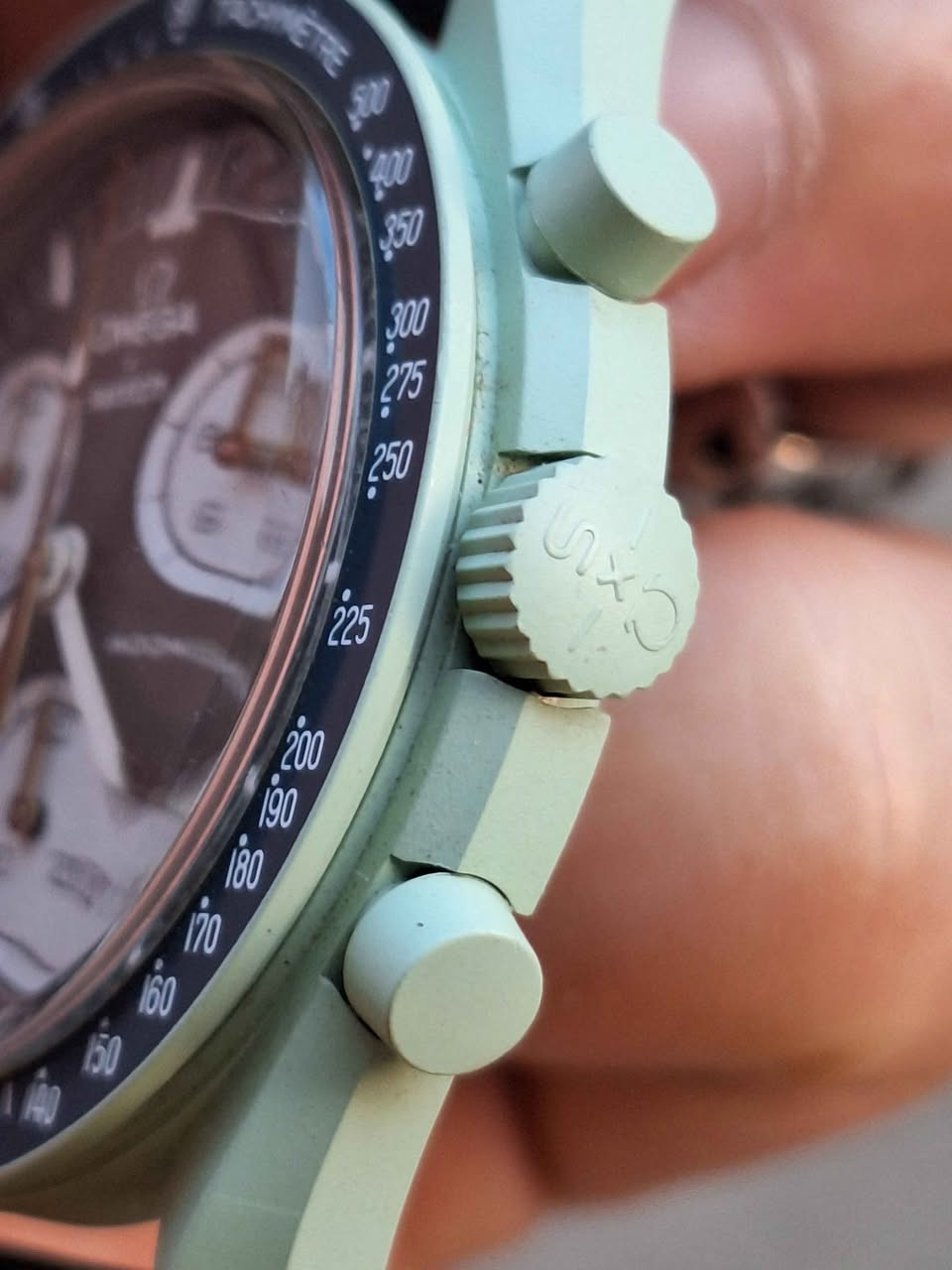 ساعة أوميغا x سواتش بيوسيراميك مون سواتش - ميشن أون إيرث (Omega x Swatch Bioceramic MoonSwatch - Mission on Earth). 
تفاصيل المنتج:
المجموعة: MoonSwatch، وهي نتيجة تعاون بين علامتي أوميغا وسواتش.
التصميم: تحتفي هذه النسخة بكوكب الأرض، وتأتي بهيكل بلون أخضر ترابي خفيف مع ميناء أزرق داكن وسوار فيلكرو® كحلي.
المادة: مصنوعة من مادة الـ بيوسيراميك (Bioceramic) المبتكرة والخاصة بسواتش، وهي مزيج فريد من ثلثي السيراميك وثلث مواد مشتقة حيوياً.
الميزات: تتضمن جميع السمات الرئيسية لساعة أوميغا سبيدماستر مون ووتش الأيقونية، مثل الهيكل غير المتماثل، ومقياس التاكيميتر، وشعار Speedmaster، مع لمسة عصرية بألوان مستوحاة من الفضاء والكواكب. مركز طوخ, القليوبية


**إذا كنت صاحب هذا الإعلان وتريد حذفه لأي سبب، رجاءا أرسل رسالة إلى الدعم الفني**