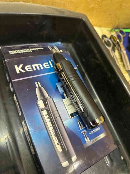 السلام عليكم غراض حلاقة مستعملة قليل اريد ابيعها ويوجد غراض غير الي فلصور الاجهزه نظيفة  وقليل الاستعمال  مكاني بغداد البياع للاستفسار الاتصال على الرقم:***********
