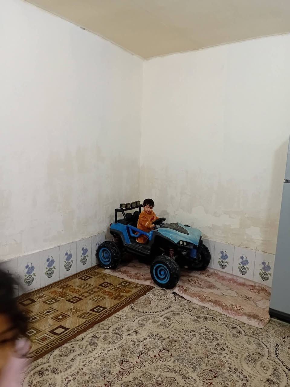بيت للبيع المساحه 50 متر حي اور منطقه الشيشان البيت يحتوي عله طرمه وصحيات خارجيه وصاله وغرفه جوه وغرفه فوك وبلكونه خارجيه منطقه نظافه وهدوء مقرنص شته صيف ماتحس بشي لاستفسار لاتصال عله الرقم ***********
