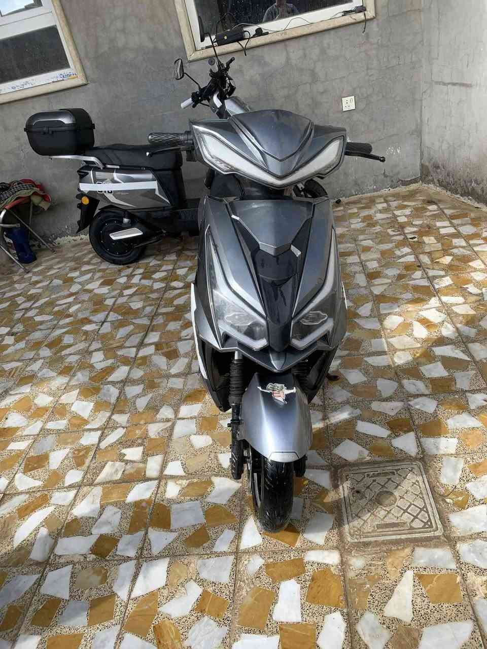 سلام عليكم لبيع ماطور سكنس KY سعر 400 ماطو نضيف 6 بطاريات مسطره.  مو عاديات. مسطره 32 امبير
موصفات معروفا مال سكنس ماطور نضيف 
لا كسر ولا فطر درع نضيف. غراض كامله 
ويل امامي يخبل  لايتات اشاير فول 
3 نمر 
ملف   1500
سعر 400. 
مكاني مزارع زيونه الي بل شلالات 
رقمي ***********
اخويه مو شراي لا تفوت خاص  ولا تنطي كلمه وما تجي  اخويه ما تعرف بسعر الماطور لا تكسر بي بطايارت مسطره مو عاديات
