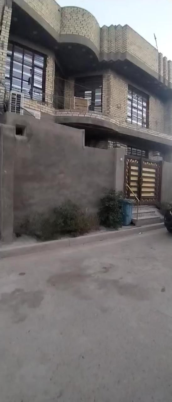 بيت للبيع قرب شارع الطاقه المساحه 150 بناء حديث قاطين الطابق الارضي استقبال ومطبخ وصاله وغرفه زائد مجمع صحيات داخلي وخارجي والقاط الثاني 3 غرف نوم زائدا صاله مع صحيات والقاط الثالث مخزن كبير والبناء كله درجه اولئ للاستفسار التصال بالرقم ***********
