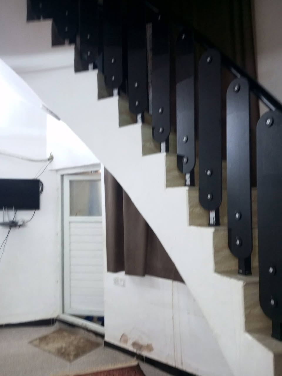للبيع بيت في كربلاء المقدسة حي الفارس على شارع تجاري المساحه 100 طابقين بناء طابوق جمهوري صب كونكريت غرفتين نوم وصالتين واستقبال ومطبخ وحمام داخل وخارج طابو صرف السعر 165 وبي مجال لاستفسار ***********,,,,,***********
