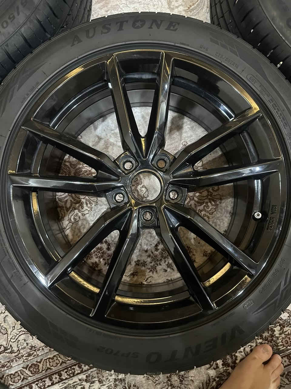 للبيع تاخم تاير وويل تايرات جديد 
زوج عمره 80‎%‎
زوج عمره 100‎%‎
مكان كركوك 
يرهم له باسات و جيتا و كولف
***********
450 الف 
ويل واحد فقط بي شخط بدون كسر و عواج و لحيم
قياسه 225/50/18
