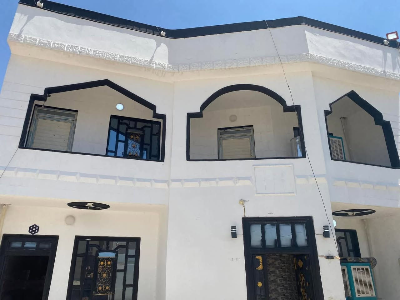 دار للبيع – موقع مميز
📍 الموقع: تكريت – الديوم
📐 المساحة: 300 متر
📏 الواجهة: 10 م
📏 النزال: 30 م

مواصفات الدار:
 • صالة داخلية واسعة
 • غرفة ضيوف (خطار) كبيرة جداً
 • 5 غرف نوم
 • مطبخ بنظام حار وبارد
 • حمامات داخلية وخارجية
 • موقع مميز جداً على شارع مبلّط
 • الشارع المقابل بعرض 30 م

قريب من:
 • جامع الشفيع محمد
 • مستوصف الديوم
 • المدارس
 • السوق
 • العيادات

💰 السعر: 200 مليون (قفل)

🔍 المعاينة متاحة، وتكدر تشوف الدار بعينك وتدققه بالكامل
🏢 وإذا تحب تقييمه عن طريق المكاتب العقارية، ماكو أي مانع

📞 للاستفسار والمعاينة:
***********
***********
