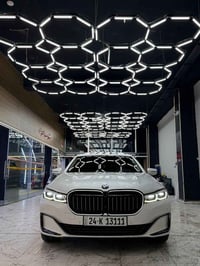 للبيع  BMW 740i 2022  مواصفات فول للاخير 2022 حجم 740i مميزة جدا  ابيض...