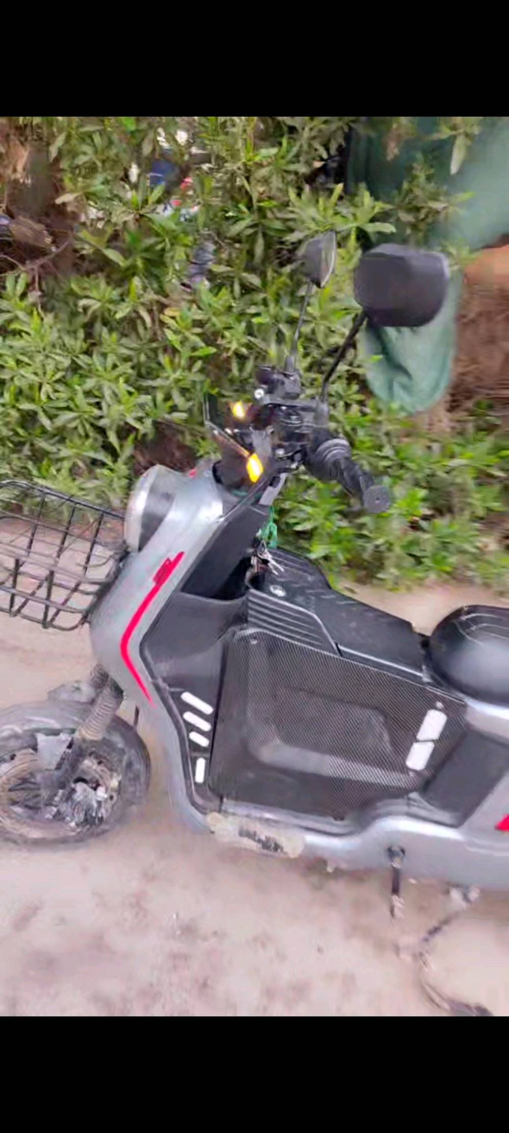 دراجة كهربائية نظيفة وبحالة ممتازة مع بطاريات قوية. مثالية للتنقل داخل المدينة أو الرحلات القصيرة. تتميز بتصميم عملي وعصري مع سلة أمامية لحمل الأغراض. الإطارات في حالة جيدة والفرامل تعمل بكفاءة.