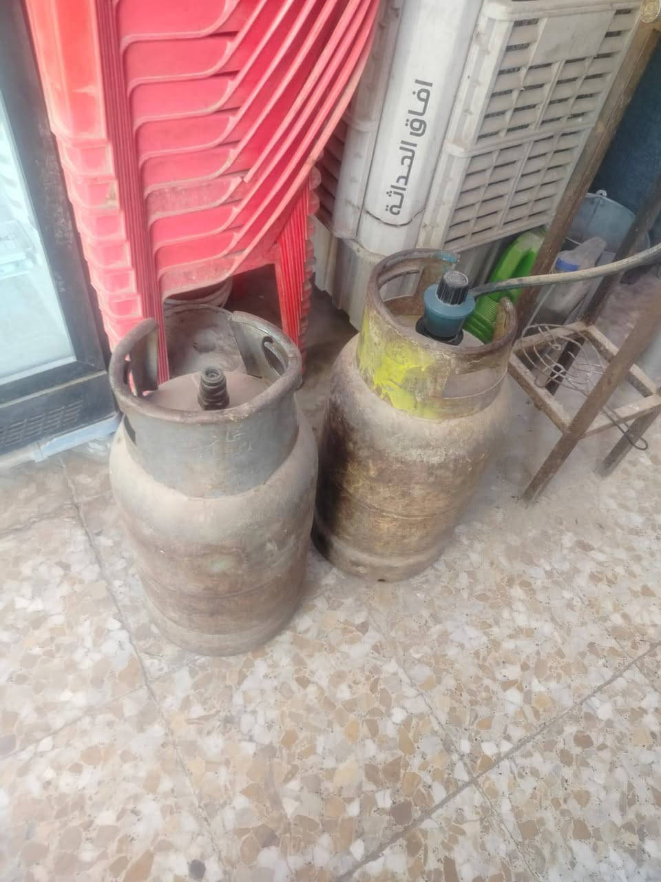 السلام عليكم غراض كاملا مال كوفي مضخم سماعتين براد ثلج طباخ بوجه هوه كامرات 4 كاملات  ميز مال جاي وميز مال نراكيل وقناني 2  مبرده مراوح العدد 3  ثلاجه صغيره كلمن وسعره مكلف بلنشر هاذا رقم صاحبهن ‏‪***********‬‏
