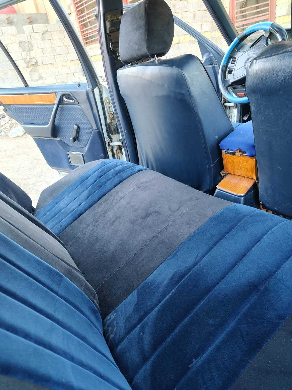 السلام عليكم
مارسدس دب محرك في في تي 
رقم قادسيه 
الله وكيلك ماتفتح بنيد 
تفحص وترايك وين متريد 
كلشي بيه شغال كهربائياته +تحكمات جام +الفتحه 
والتبريد فقط يحتاج غاز 
سياره جدا ناعمه 
وحلوه بالشارع استخدمه فقط الدوامي بداخل المدينه 
اخواني عارضه ب 65 ومجال قليل 

*********** 
ابو حسين
