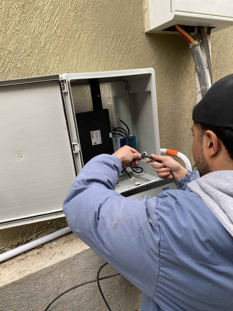 العنوان: أمانك هو أولويتنا.. حلول أمنية متكاملة بين يديك! 🛡️
هل تبحث عن حماية قصوى لمنزلك أو مشروعك التجاري؟ فريقنا المختص مستعد لتلبية كافة احتياجاتكم في عالم أنظمة المراقبة.
ما نقدمه لكم:
• ✅ تنصيب وتركيب: أحدث أنظمة الكاميرات (IP, Analog, Wireless) للمنازل والمحلات.
• ✅ صيانة دورية: فحص وتصحيح أعطال الكاميرات القديمة وضمان استمرارية العمل.
• ✅ تجهيز متكامل: توفير أفضل الماركات العالمية بدقة عالية ورؤية ليلية متطورة.
• ✅ حلول ذكية: ربط الكاميرات بهاتفك الشخصي للمراقبة من أي مكان في العالم.
فريقنا الفني مدرب للتعامل مع مختلف الأنواع وحل أعقد المشاكل التقنية.
📞 للتواصل والاستفسار: [***********ا]
📍 العنوان: [بغداد فقط]
