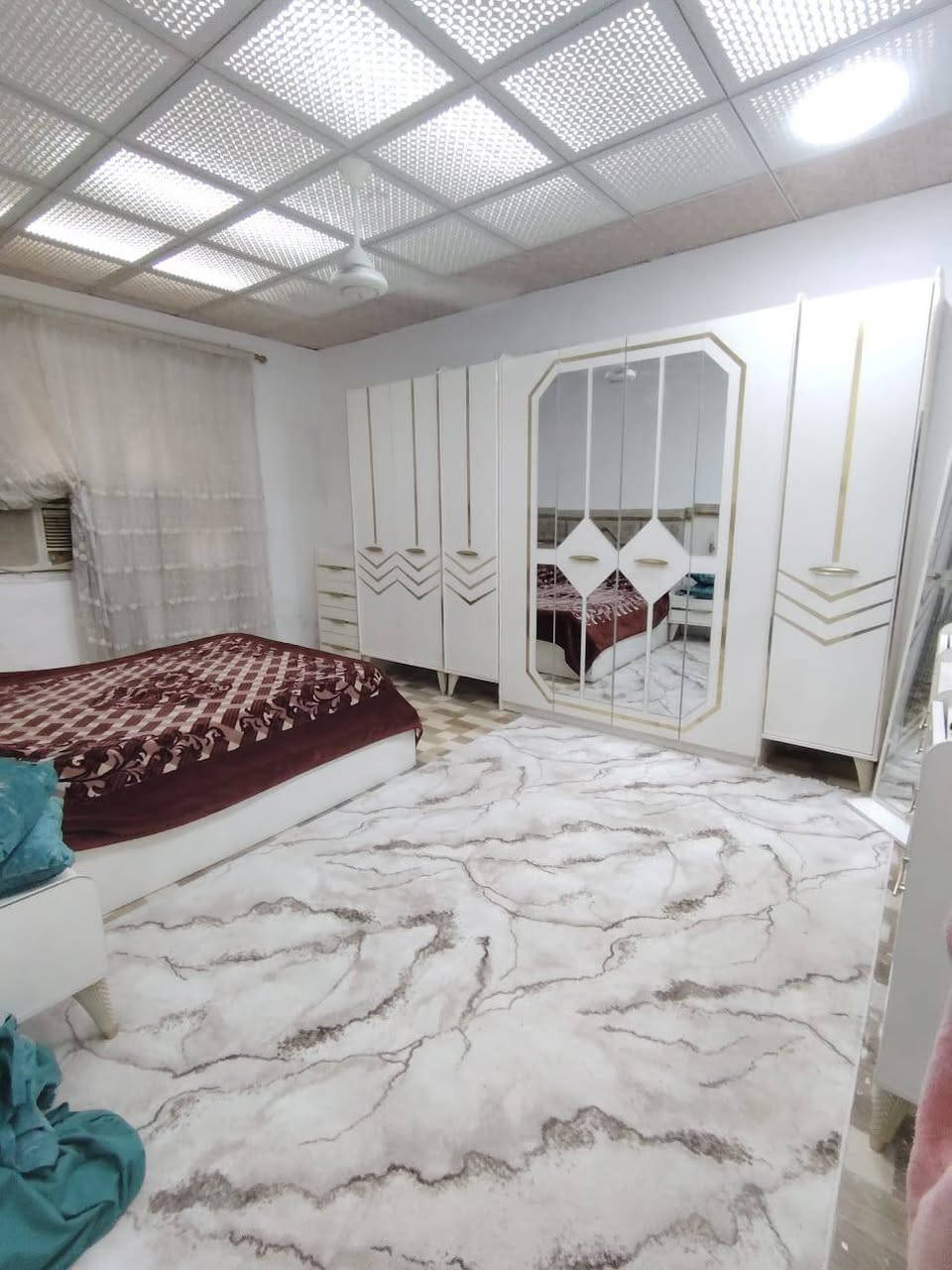 دار للبيع طابو صرف المساحه 200متر الطابق الارضي طارمه كبيره استقبال كبيره هول صاله  مطبخ حار بارد غرفتين نوم الطابق العلوي غرفتين نوم وصاله وحمام حي الحسين الجديد السايدين نهاية سياج مدرسة ثورة العشرين ركن الفرع الضيق السعر 140مليون وبي مجال الاتصال على رقم صاحب الدار ***********
