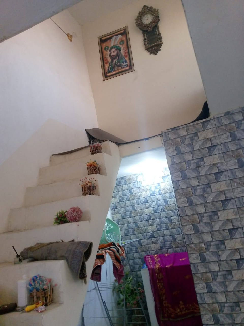 السلام عليكم بيت زراعي للبيع 100 متر مربع يحتوي على غرقة وصالة واستقبال ومطبخ نضيف بناء حديث كما وضح في الصور للاستفسار مراسلة الصفحة *********** او الرقم
