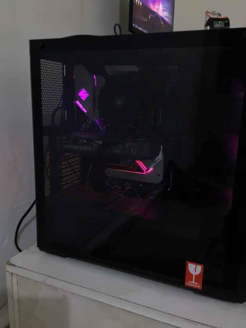 السلام عليكم اخوان 
تجميعه للبيع
مواصفاتها

كرت شاشة Zotac RTX 5050 8GB
16GB(2*8) DDR4 3200
Lexar NM620 1TB M.2 NVMe Gen3x4 SSD
CoolerMaster Mid-Tower chassis 
ASRock X570 Steel Legend M.B
AOC 24G11E 24 FHD 180Hz Monitor 
MSI 650W broze PSU 
AMD Ryzen 5 5500 6C/12T 3.6GHz Box
Canadian IT 150Mb Wireless Adapter
السعر 1100000 مليون او 100 وبيها مجال 
مكاني صلاح الدين  وهاذ رقمي 
*********** سامراء, صلاح الدين
