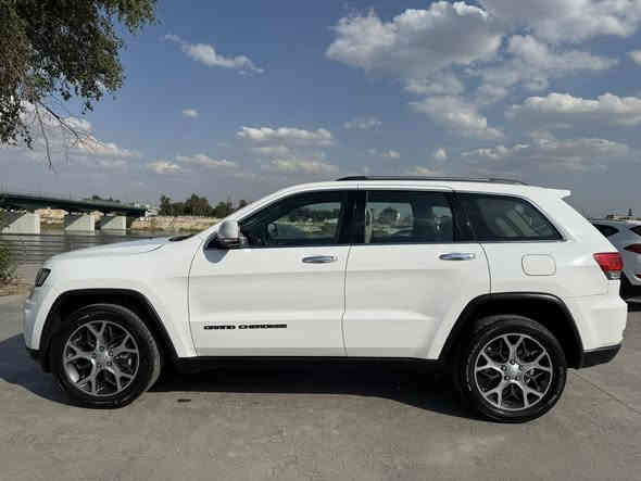 السلام عليكم 
جيب كراند شيروكي 2019 خليجي لمتد بلاس 3 شاشات

ماشية 66500 الف كيلو (41,500 ميل ) وقابلة للزيادة

دهن و صيانة كلها بالوكالة

المواصفات :

المحرك : V6.  3.6L . 

* دفع رباعي 4x4 . 

* مشغل اقراص CD/DVD . 

* تحذير النقطة عمياء

* سقف بانوراما . 

* شاشات خلفية . 2

* شاشه كبيرة 8.4 انج . 

* نظام الخرائط (GPS) .

* ستيرن كهربائي . 

* المصابيح زنون + لد نهاري + كشافات .     

* تشغيل عن بعد .

* ماوس تحكم وضعيات 

* صندوق كهربائي شفط

* حفظ وضعيات الجلوس (ميموري) . 

* المقاعد الأمامية تبريد وتدفئة .

* حساسات أمامية . 

* حساسات خلفية . 

* تدفئة ستيرن . 

* بخاخ ماء على المصابيح الامامي..

* مرايا قلاب و تعتيم ذاتي

* مانع تصادم خلفي رادار 

* محدد سرعة . 

* نظام التشغيل والاطفاء الاوتوماتيكي (Auto Start System) .

* نظام بريك اوتماتيكي (Auto Break System)

السعر 30,500 الف دولار وبي مجال  

مكاني بغداد - الكاظمية

للتواصل على رقم التلفون

***********

***********
