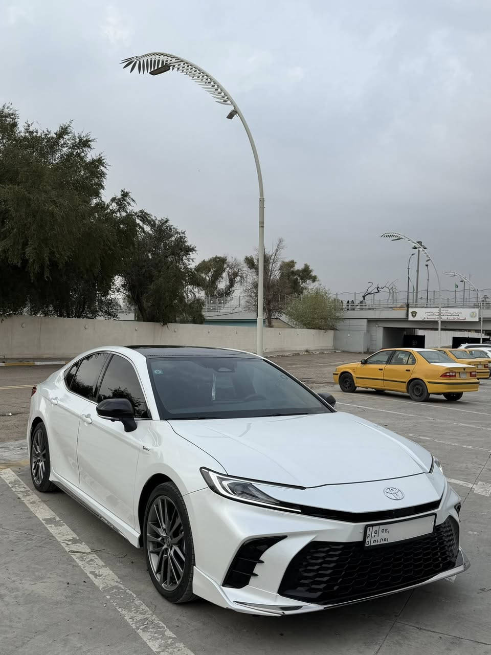 � للبيع — Toyota Camry 2025 (تجميع الصين) فل مواصفات 🔥

سيارة أنيقة + عملية + مريحة، مناسبة للاستخدام اليومي والسفر، بحالة ممتازة جداً 👌

✨ الموديل: 2025
✨ النوع: كامري (الجيل الجديد)
✨ المواصفات: فل كامل (Full Optin)

🔧 المحرك والأداء:

 • محرك 2.5 لتر + نظام هايبرد
 • قوة تقريباً 230 حصان  
 • دفع أمامي + قير أوتوماتيك
 • صرفية وقود اقتصادية جداً

💎 المميزات والتجهيزات:

 • شاشة وسطية كبيرة + شاشة عدادات ديجيتال (12.3 إنج)  
 • هيد أب ديسبلاي (HUD)
 • فتحة سقف بانوراما تيسلا (دبل)
 • مقاعد جلد وشاموه كهربائية + تبريد وتسخين
 • ذاكرة مقاعد
 • شحن لاسلكي
 • تشغيل بصمة + دخول ذكي
 • كاميرا خلفية + حساسات أمامي/خلفي
 • مثبت سرعة راداري + الحفاظ على المسار
 • نظام النقطة العمياء
 • مكيف أوتوماتيك مزدوج + فلتر هواء PM2.5
     •        مقود كهرباء +ذاكرة تخزين
     •       5 كامرات محيطية
     •       4مودات قيادة
     •       داتاشو الجامة الامامية
                
🚗 التصميم:

 • شكل رياضي حديث وشبك أمامي جريء
 • جنوط ألمنيوم 18 إنج  
 • إضاءة LED كاملة

💡 مميزات عامة:

 • سيارة مريحة جداً وعملية
 • تكنولوجيا حديثة + أمان عالي
 • خيار اقتصادي مع أداء قوي
 • من أجمل نسخ الكامري الجديدة
📍موقع السيارة بغداد الكاظمية📍
📍 السيارة جاهزة للفحص سعر السيارة 280$
📞 للجادين فقط ***********
                               078386283
