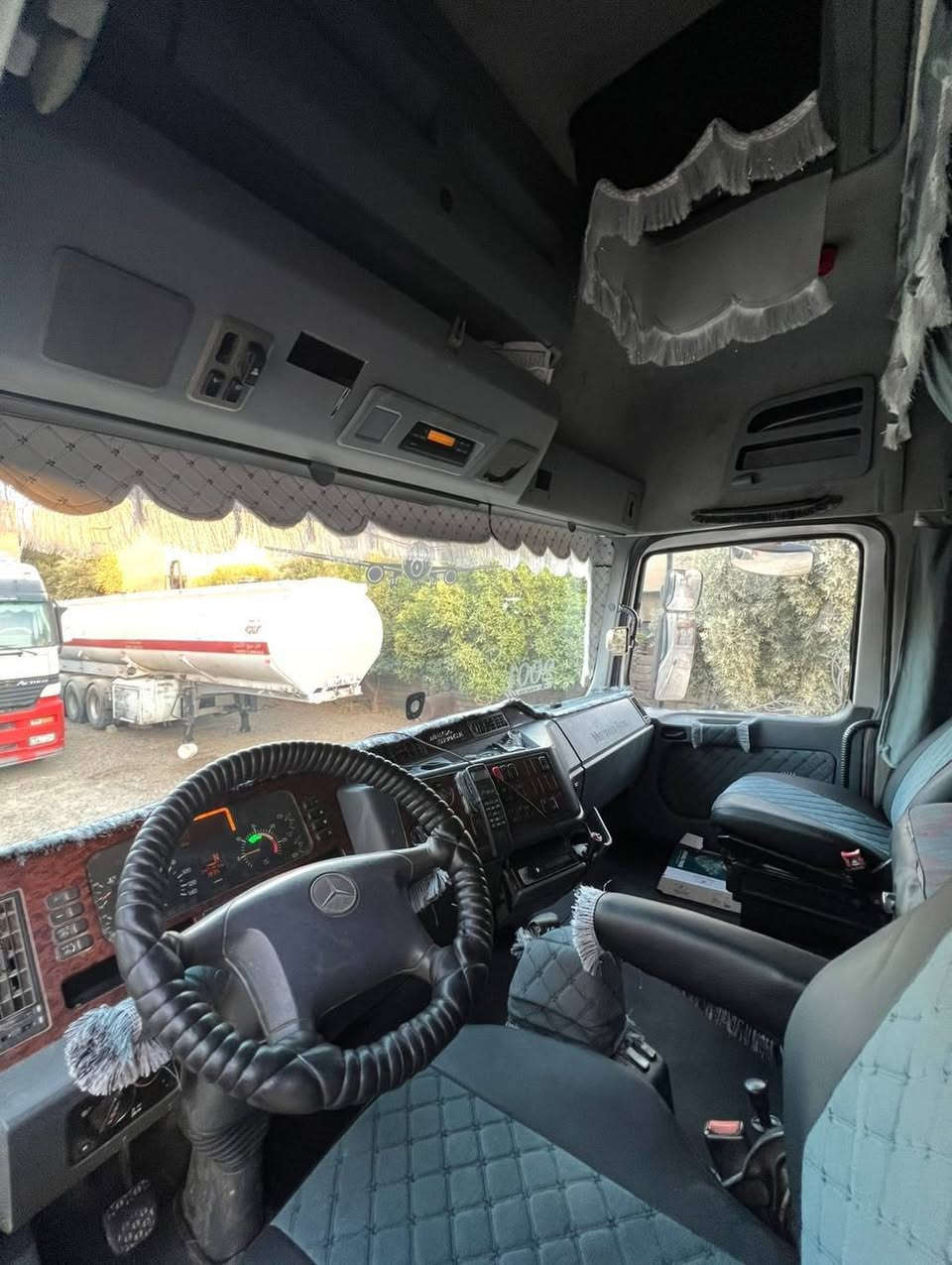 السلام  عليكم
للبيع موديل 2001
حجم 1843
رقم نينوى الماني بأسمي شرط التحويل 
مربوطة فلات ذات جوانب متحركة 
السعر 210 وبيها مجال 
المكان الموصل 
***********
