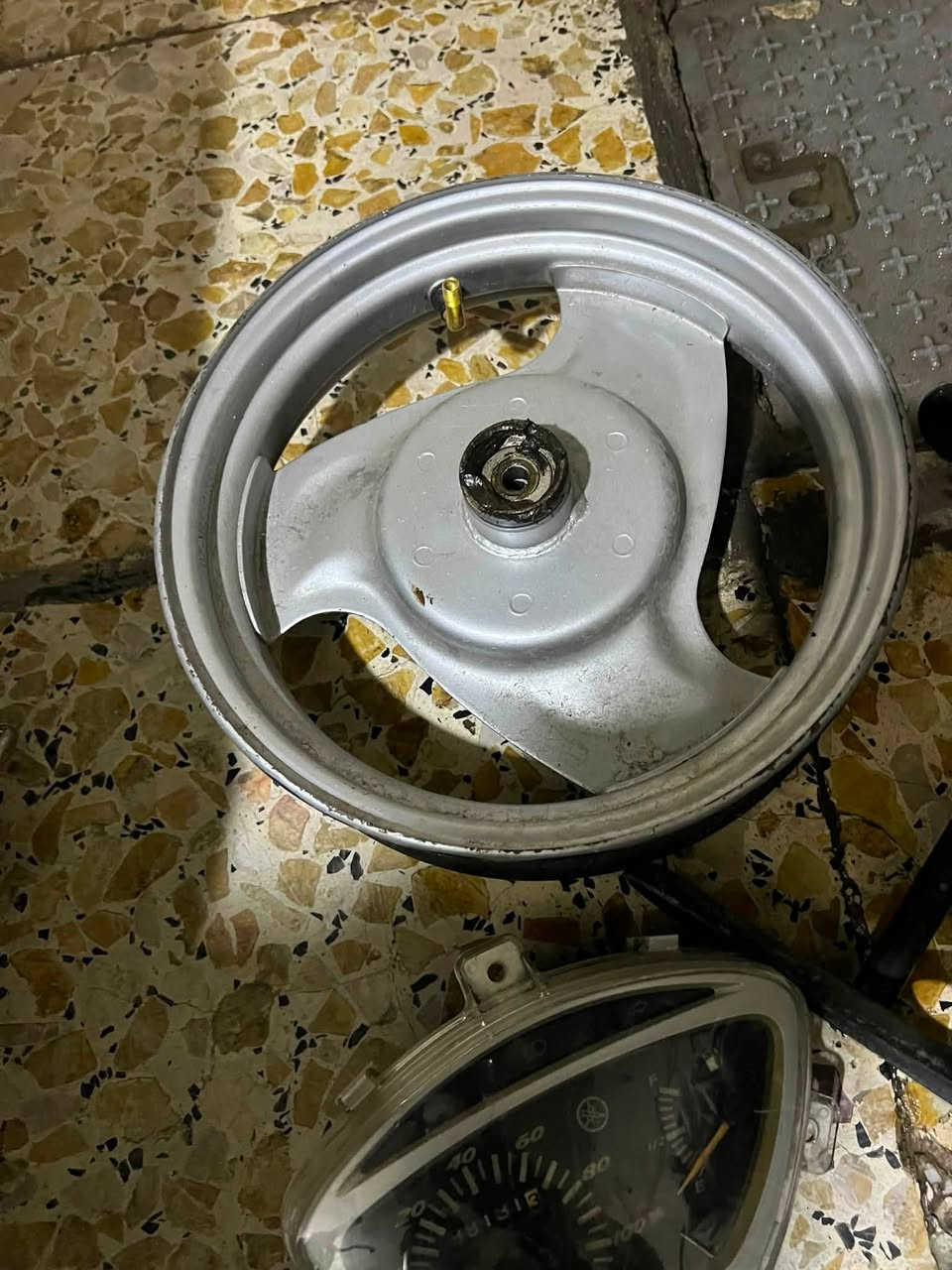 سلام عليكم غراض ماكس
عدله 120 رمبه كفاله تفصيخ اصلي بشرط 
صلنصه جديده 
زوج وياله كفاله وصابغهن حراري رصاصي 
رباط عدد1 وشيال اصلي عدد2
العنوان بغداد الدوره 
رقم الهاتف ***********
