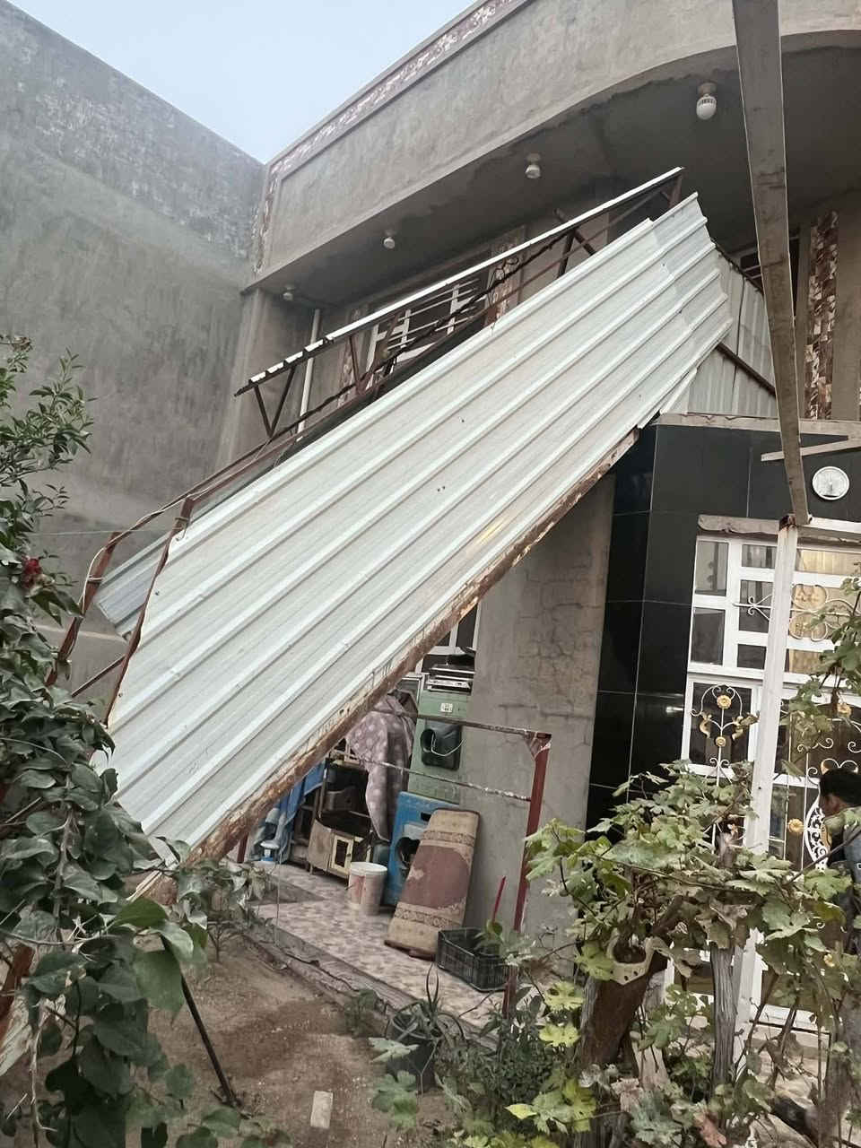 سلام عليكم يوجد درج خارجي  رقم الهاتف ***********
