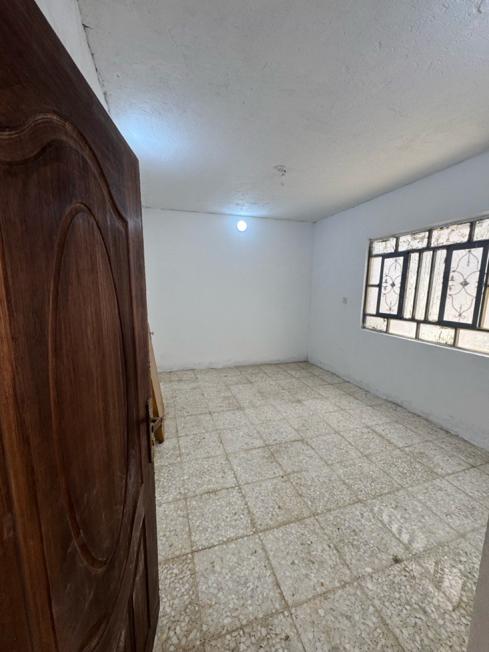 للايجار مباشر اني صاحب الببت بلادلاليه
بيت 100م حي المهندسين شارع طريق الجنة عمود21 ايجاره 325 مع اجور الماء والكهرباء
غرفه واستقبال وكليدور ومطبخ وتخاريج تانكي وسخان وخط مولده، جاهز للسكن***********