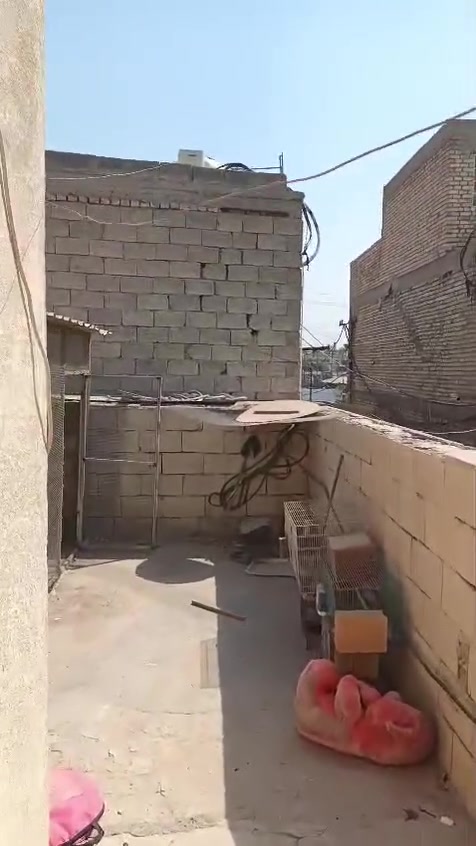 الغ الغرير نزلة السراية ع الشارع قرب اسواق الامير ثالث بيت ب الفرع بيت طابقين
جوه استقبال‬‏: ممر غرفه وره الستقبال حولي صغير صحيات مطبخ ترك وره المطبخ
‬‏: فوك غرفتين وحده منهن سندويج مع صحيات: سطح
‬‏: مساحة 125
‬‏: نزال 24 واجهة 5.5 للتواصل ***********. السعر ١٠٥ وبيه مجال
