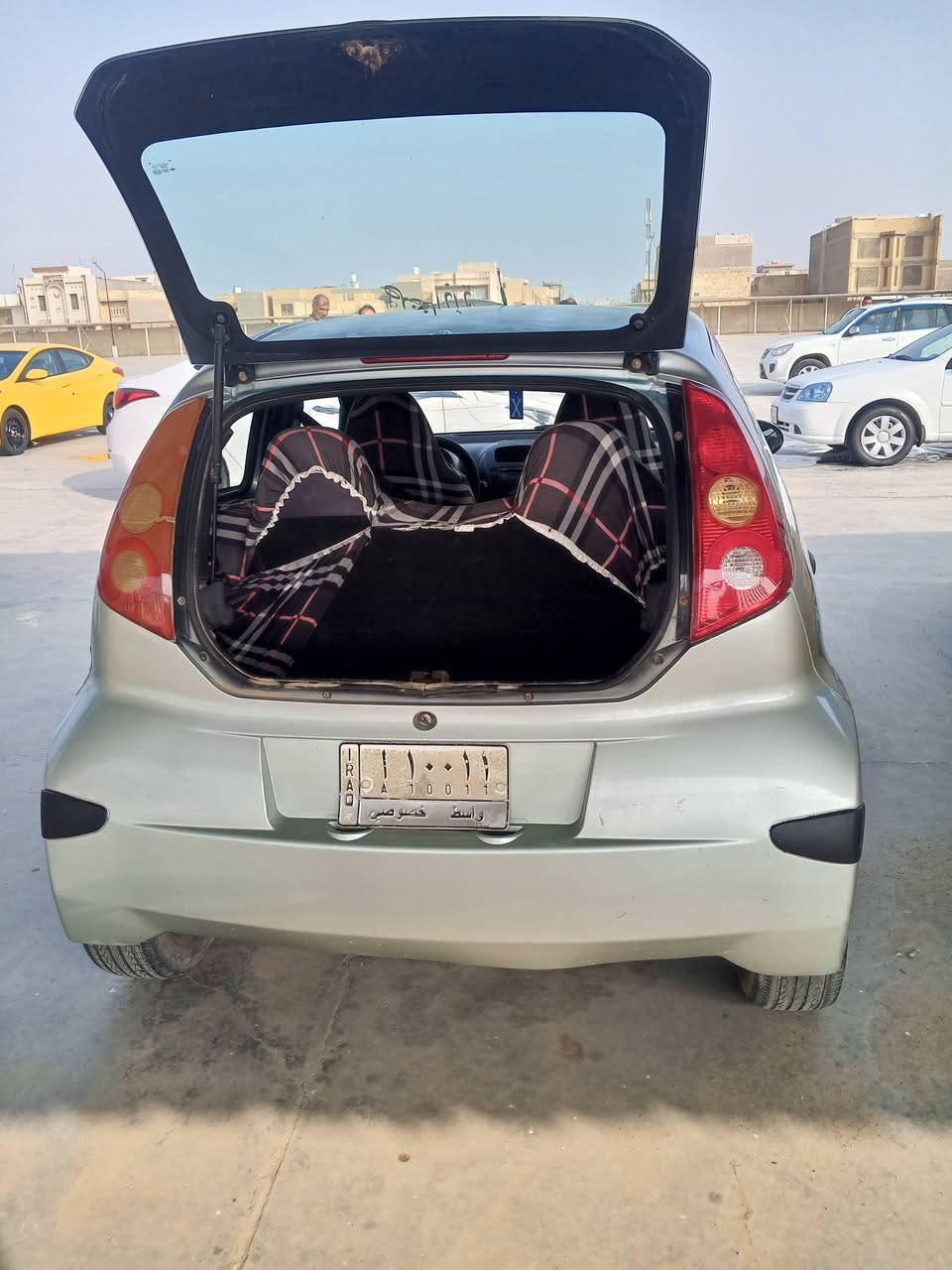 من رخصت الادمن سياره byd F.O موديل 2012 رقم واسط كير عادي تبريد تحويل ثاني يوم سياره حلوه مكفوله عدى بارد قليل الباب الخلفي السعر 35 وبيها مجال  مكان السياره واسط الكوت للتواصل (*********** )
