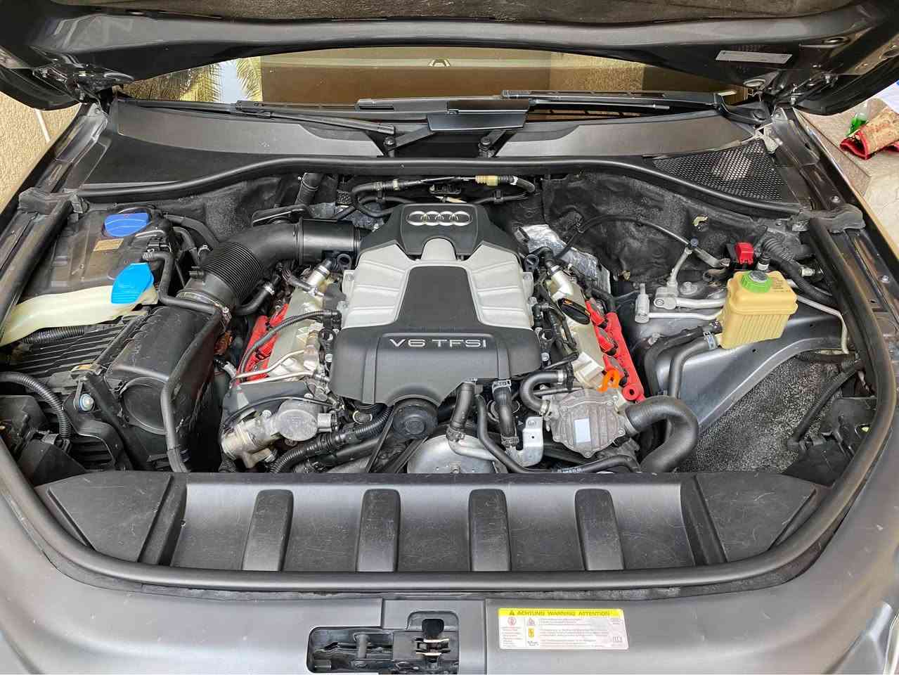 سيارة اودي Audi Q7 موديل ٢٠١٢ خليجي مواصفات السيارة طلب خاص فول فول سقف كنتارا بلادي داخل جلد اسود بلادي كشنات الامامية تدفئة وتبريد وخزن وضعيات ستيرن خزن وكهرباء وصاج بلادي قبضة كير صاج بلادي انارة مخفية بالابواب بردات بلادية بانوراما مع سلايد خلفي لمقاعد الصف الثالث ٧ راكب تبريد منفصل حتى لمقاعد الصف الثالث بلوتوث مع دي في دي منفصل بلادي مع رامات عدد ٢ مع هارد خزن بلادي مع سي دي جنجر عدد ٦ اقراص نفكيشن نضام ماوس وجي بي اس تشغيل نظامين بصمة او سويج ٥ وضعيات قيادة سستم صوت Bose مع دمام بالصندوق بلادي 
السيارة نظام جكات تصعد وتنزل حتى بالسرعات العالية تنزل من وحدها وحتى بالصندوق دكمة تصعدها وتنزل لسهولة حمل الامتعة 
دخول ذكي مع بصمة ابواب عدد ٤ انارة ترحب خارجية حتى بالمري الجانبية 
المري الجانبية خزن وهيتر وقلب عند الرجوع للخلف مع شفط قلاب 
كامرة خلفية بلادي حساس مطر الماسحات الامامية تفاعلية مع السرعات مع ماسحة خلفية لايت زينون بلادي مع ليد نهاري بك لايت ليد مع لايت متحرك مع الستيرن 
محرك وكير وحجر بيئة بلادي ما مفتوح 
محرك ٦ سلندر مع سوبر جارج قوة حصانية ٣٣٥ كير ٨ نمر شفتات كير بالستيرن السيارة كلها على البلاد غراضها كلها بلادية حتى العدة والسبير وستارة الصندوق 
بيها ربع الباب الخلفي صبغ عكس السائق 
ماشية ٢٠٢ الف كيلو متر حقيقي كل غراضها البلادية مال الشركة وياها كتلوكتها بصمات عدد ٢ وياها غراض الصندوق البردة والشبكة والفواصل كاملة
السعر : ١٥٠ ورقة وبيها مجال
موبايل : *********** بغداد, العراق
