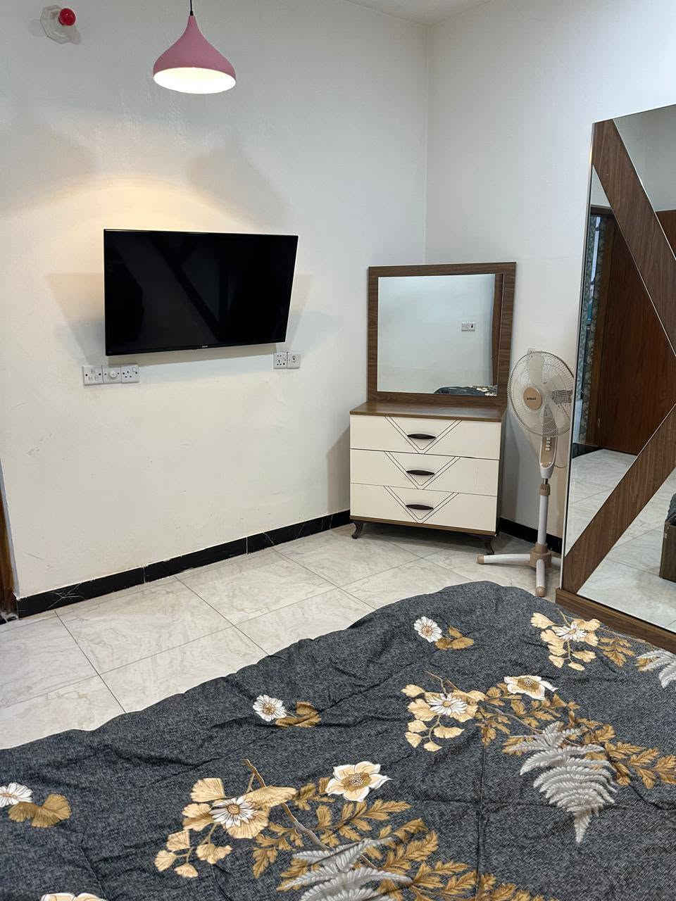 للئيجار شقة مفروشة بليرموك 4شوارع المربع الذهبي. ب1000$ للاستفسار الاتصال بالرقم ***********@
