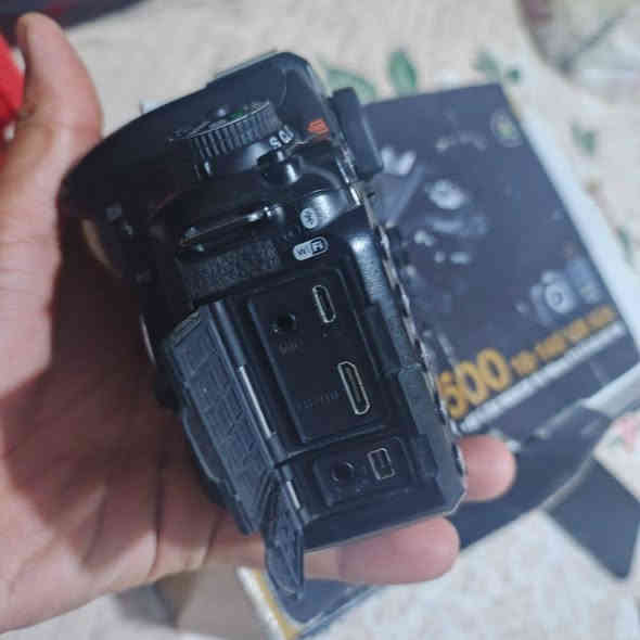 نيكون 7500دي.  مع عدسه الصليه. كارتونه جلاتين أحمر نضافه الكامره 95. وياها رام وشاحنه وبطاريه.( ملاحضه الكامره عطلها سنسر) وسعرها مناسب. ***********
