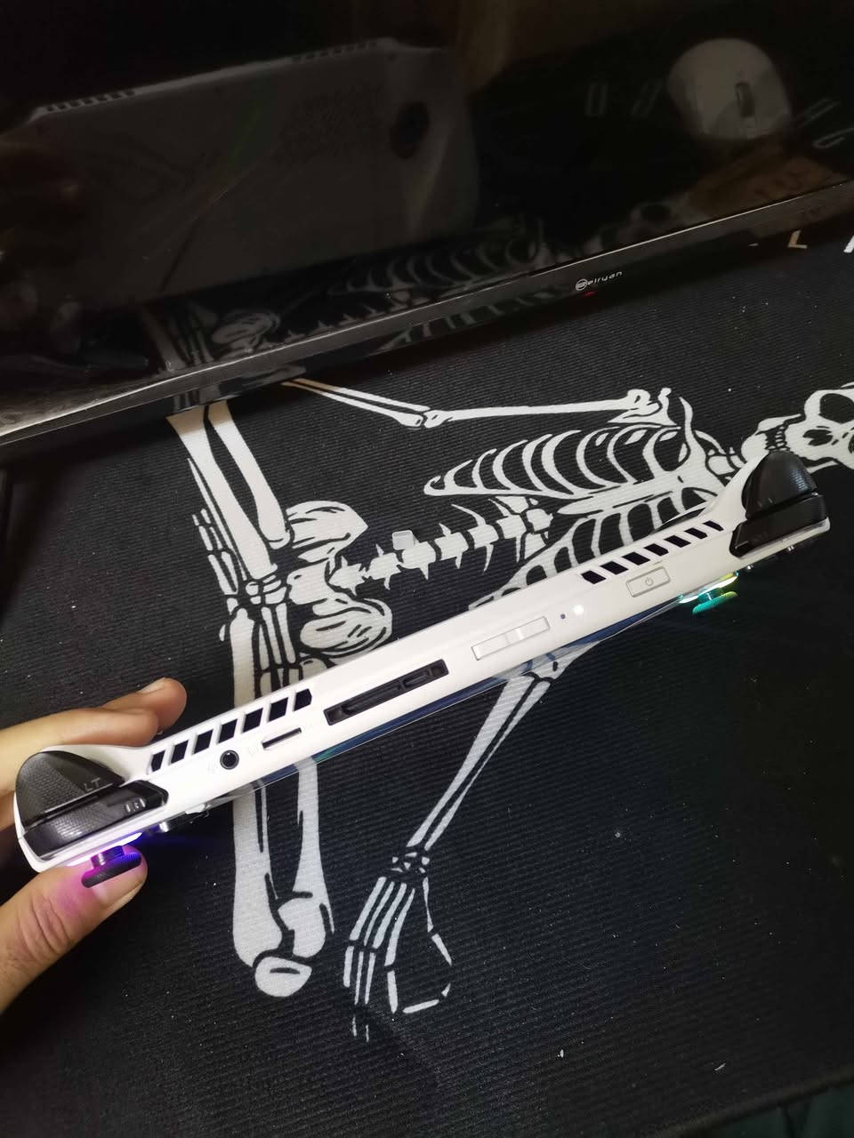 روج اكستريم نضيف كلش
بطارية ١٠٠
كامل غراضة موجود سعره ٦٠٠ الف

مواصفاته :
CPU: AMD Ryzen Z1 Extreme (8-Core / 16-Thread).

GPU: AMD Radeon RDNA 3 (8.6 Teraflops).

RAM: 16GB LPDDR5.

SSD: 512GB NVMe Gen 4.

Display: 7" Touch, 1080p, 120Hz, 500 nits.

OS: Windows 11 Home.

Weight: 608g.

Battery: 40Wh (65W Fast Charging). كركوك, العراق


**إذا كنت صاحب هذا الإعلان وتريد حذفه لأي سبب، رجاءا أرسل رسالة إلى الدعم الفني**