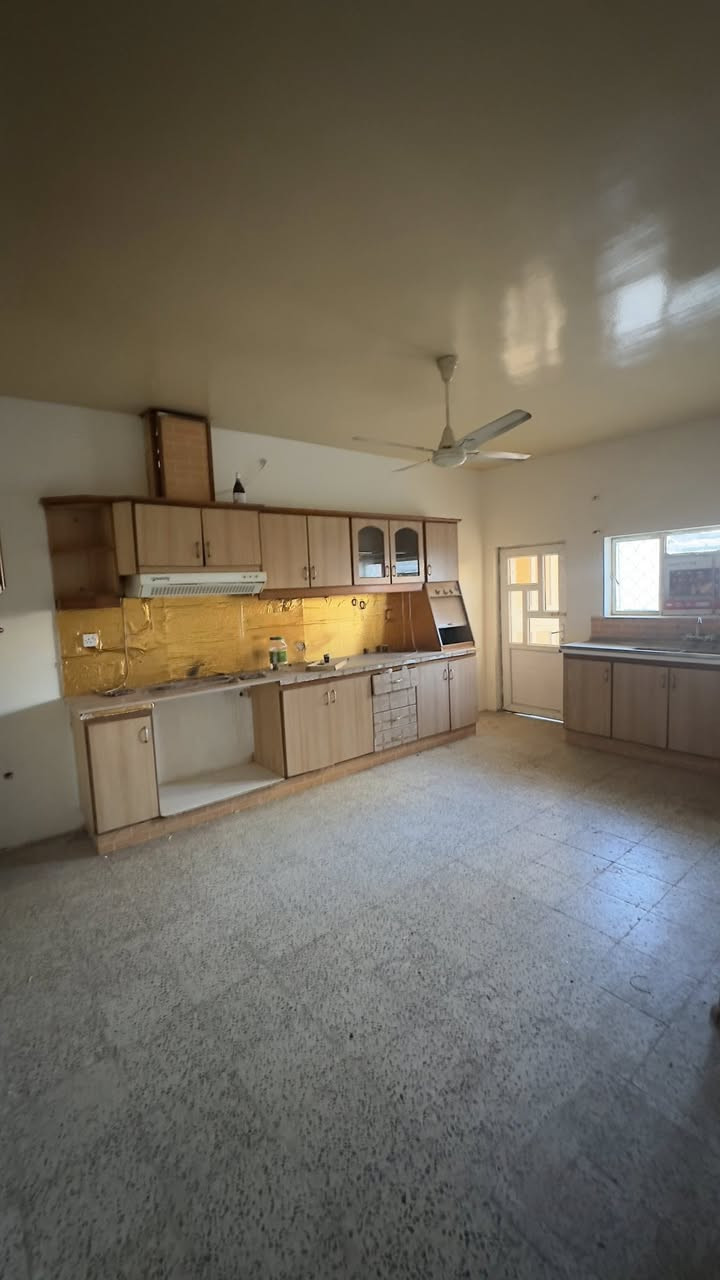 دار للايجار تجاري المساحه
٥٠٠م ٤ غرف نوم مع هول
واستقبال كبير وصاله ومطبخ
يحتوي على كاونتر ومخزن عدد
٢ كراج يحوي ٤ سيارات وحديقة كبيرة في حي الشرطة مقابيل
شركة الوسيط للاستفسار
الاتصال على ***********
