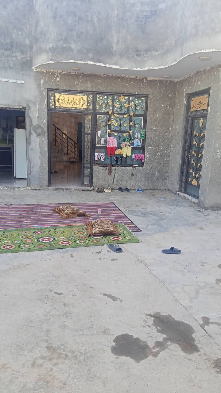 سلام عليكم اخوان دار للبيع المساحه 350 متر  في منطقة ابراهيم الخليل طابو زراعي سند 25     مي  كهرباء مولد ذهبي  على شارعين للستفسار اكثر اتصال على رقم الهاتف ***********  أو مراسله الصفحة
