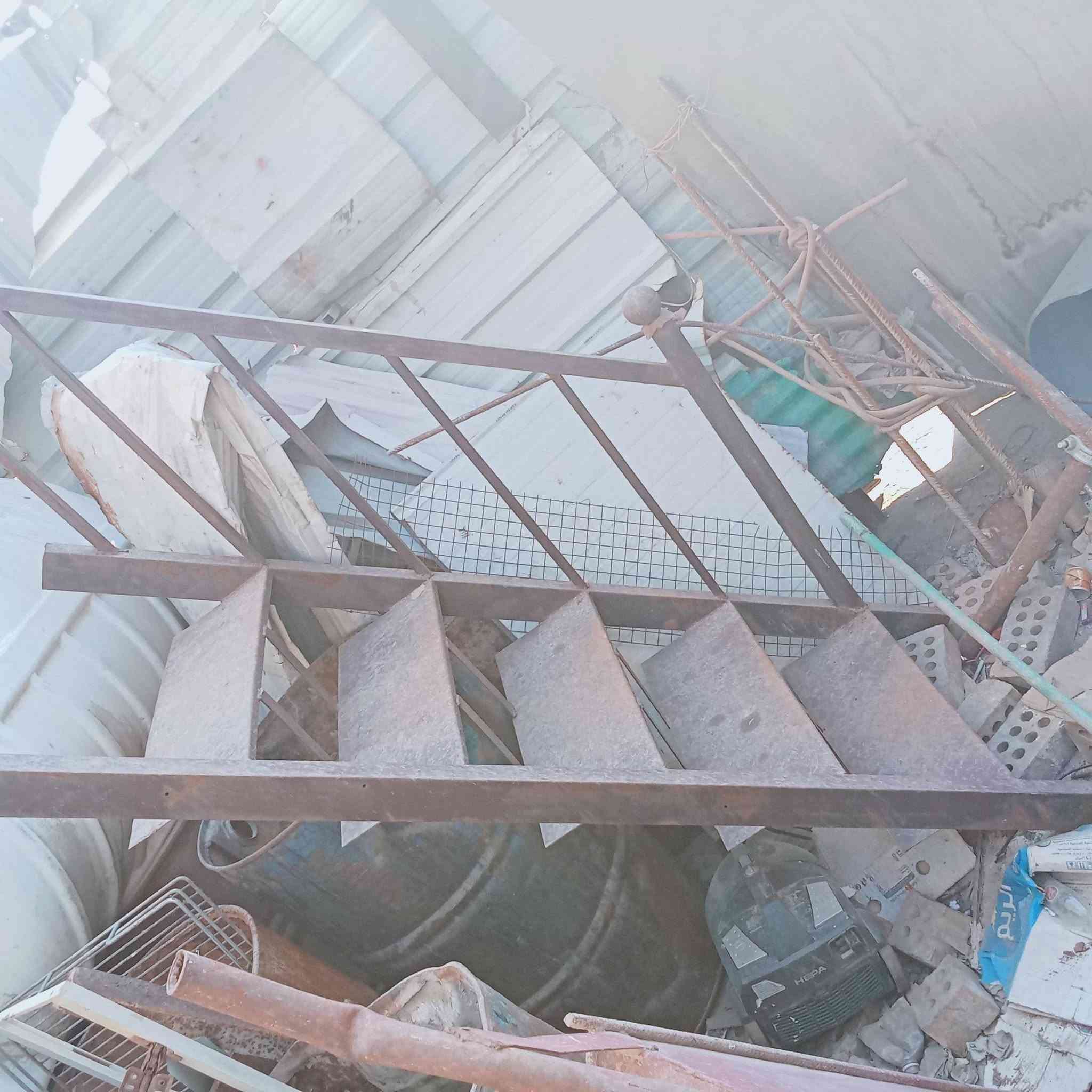 طول الدرج 3 امتار 40 سم قطعه الثانيه طول متر 90 سم مكان بغداد البلديات السعر 250 الرقم ***********
