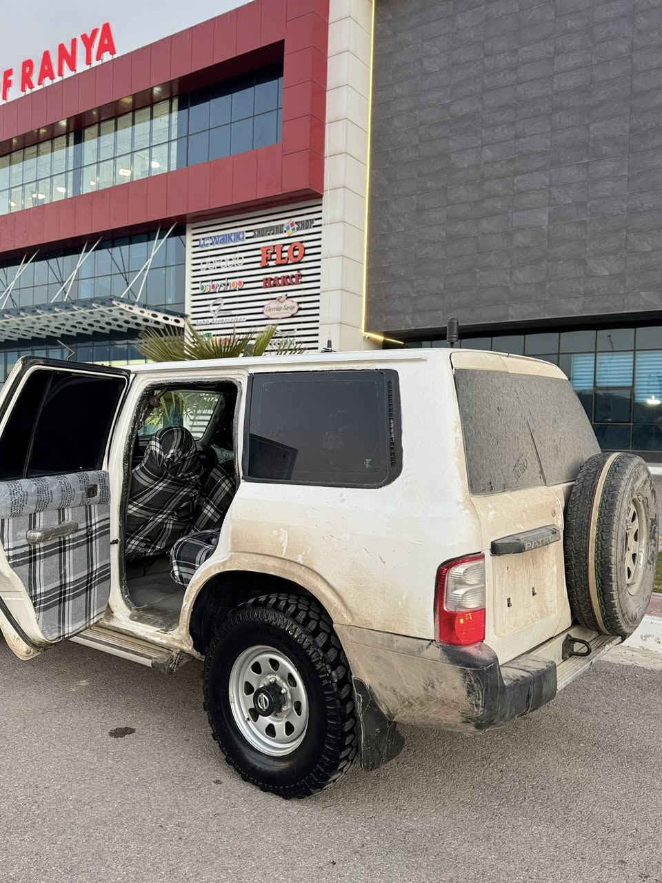 سەرەتا سلاو لە هەموو هاورییان  
نیسان پاترۆل مۆدیل ٢٠٠١ کوێر
سەیارەکەبئ رەقەمە   بەشەرتی مالی مەدەنی  
سئ چوار پارچەی سبوغ نیە   من سەقڤوحیزام بە شەرت ئەدەم
دوحموولیدراو بە شەرت  
چوارتایەو  ویلی  MMلۆکی لەژیرە 
سەیارەکە کامل توند کراوەتەوە 
لەقوەتی خۆی بئ زارە
گێرومەکینەو ئەکسلوودەبل ئەکسل بە شەرت 
کلاجوحەینەی لۆکی لەژێرە 
نمونەیە لە جوانی سەیارەکە 
بۆمەسروڤ مەگەرئ 
تکایە ئەگەر موشتەری نیت نامە مە نیرە 
شوین   رانیە 
***********/wats app
