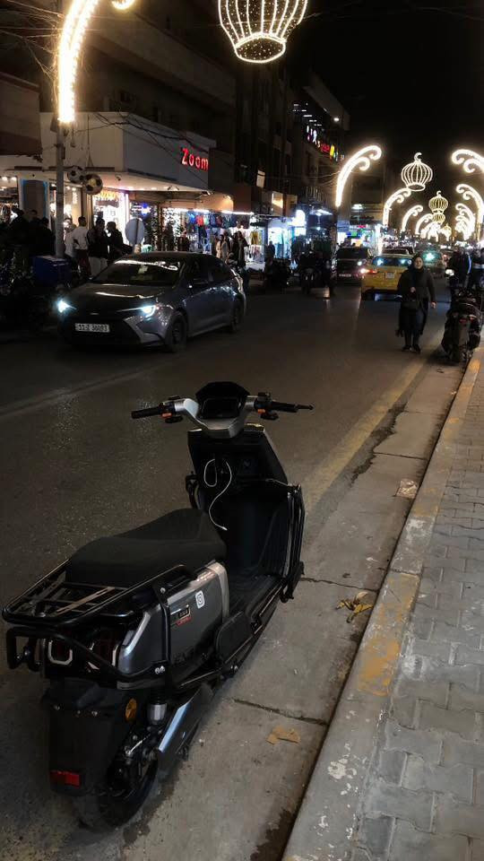 سلام عليك دراجه شحن نظيفه كلش اي نقص مابيها فقط الدرع مالها تعبان شويه ومشخط اي مشاكل ثانيه ماكو تايرات جديده بطاريات جديده دراجه صار شهرين من طالعه من المعرض كلش نضيفه 
موصفات دراجه 
لايت زنون عالي ناصي 
دبل سويج دبل بصمه 
مثبت سرعه 
نضام الرجوع اله الخلف 
وهواي بعد موصفات بيها 
رايدها ب885وبيها مجال شي قليل دراجه نضيفه كلش ومهتم بيها حيل عنوان  بغداد العامريه شارع المنظمه رقم جهازي *********** الشراي يتصل عليه
