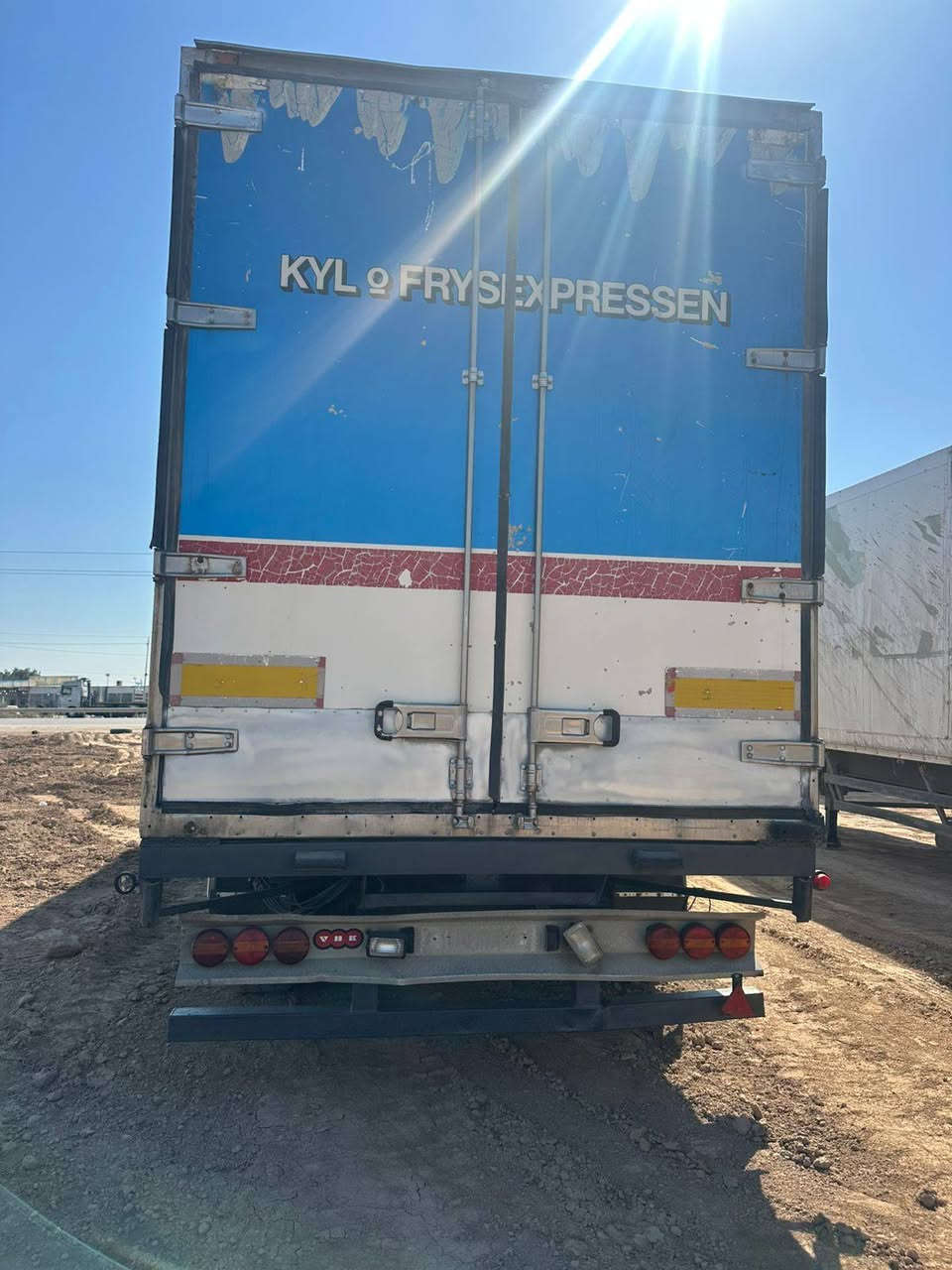 السلام عليكم للبيع براد كرونا
ارتفاع 280 سمك 6 مجموعه بيبي دسك بريك على الداخل
براد جديد لادفعه ولادوسه مكفول

السعر 60 ورقه وبي مجال
 الأستفسار اتصال ***********
