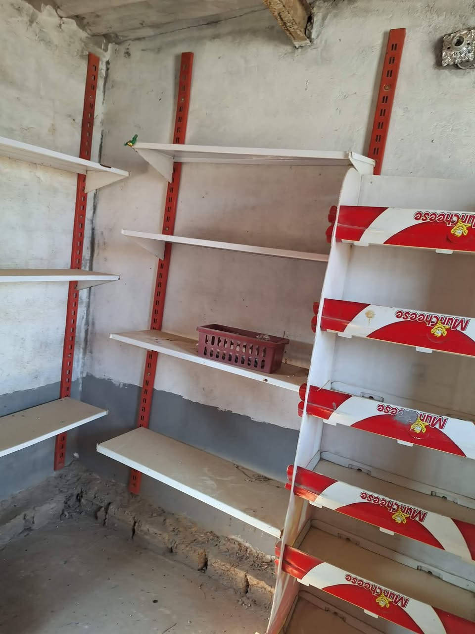 السلام عليكم رفوف مال محلات البيع السعر 300 وبيهن مجال للإستفسار***********
