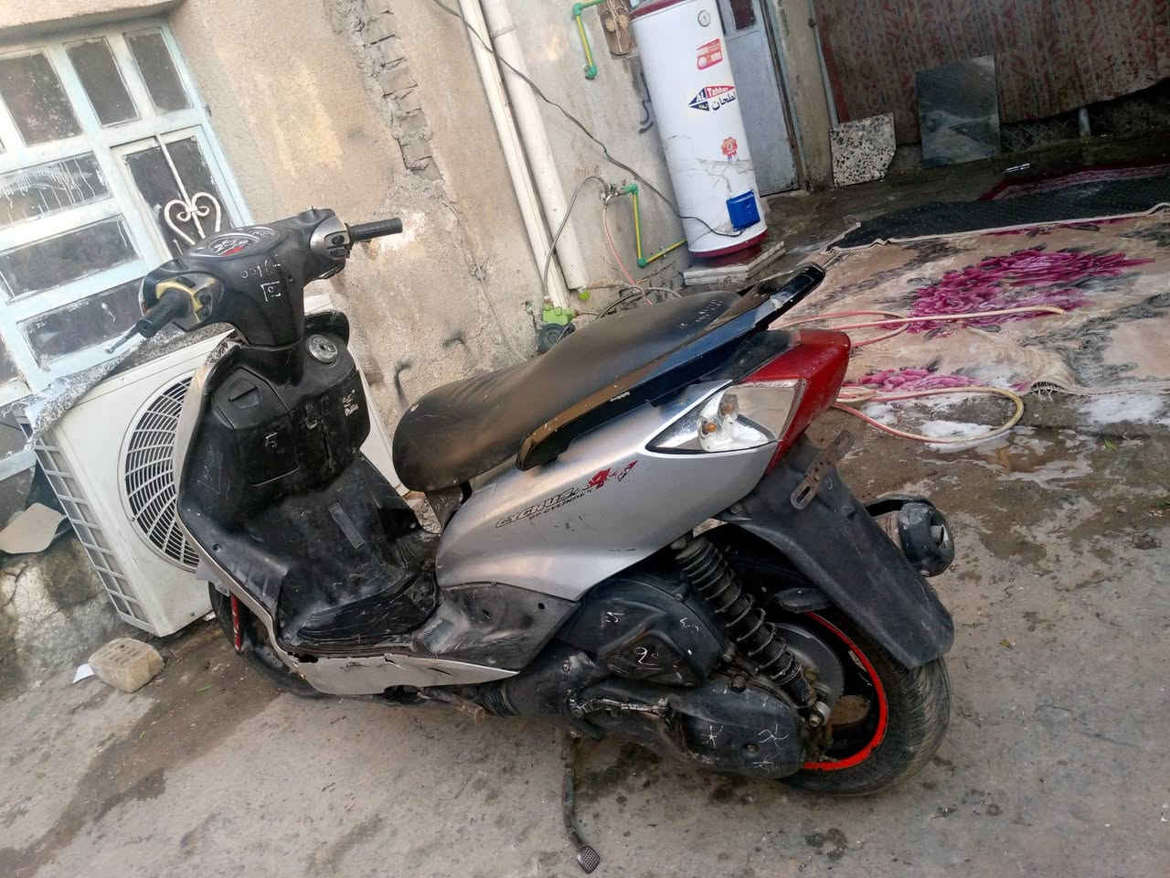 سلام عليكم دراجه سكنس ياباني لبيع شغاله نص نكره سلف وهندر وكهرباءيتها كلها شغاله  كامله وكفراتها بلاديه مهامه كلهاانضاف مختمه ومحركها بلادي نطيف مامفتوحه ابد بلاديه ناعمه حيل خرسه شلعه ومعدل خير من الله وتأيراتها جدد وكابريتر بلادي  مكاني بشارع فلسطين رقمي ***********متواجد وتساب ورصيد السعر 350 بيها مجال لشراي
