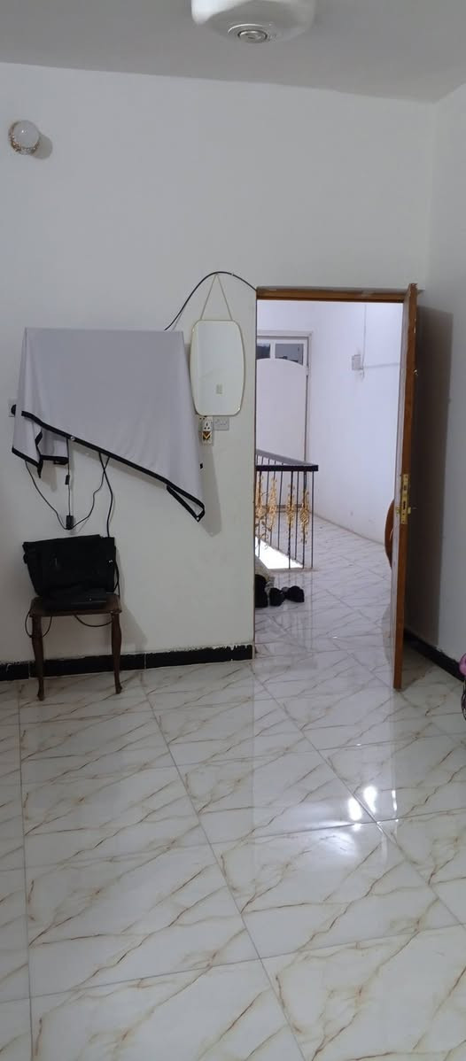 السلام عليكم بيت للبيع ١٠٠متراستقبال وغرفة نوم جوه ومطبخ وصحيات اثنين وغرفة نوم الطابق الثاني وسطح صغير وبيتونه وسطح الفرع عرضه ٧مترماكدامه ابيوت العنوان الغرير جامع الغرير اول فرع على اليسرى الاستفسار ***********
