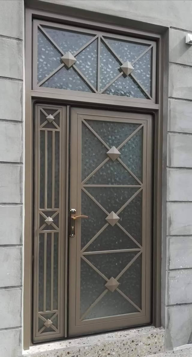صباغ وديكورات منزلي داخلي وخارجي وعمل كافه الاصباغ 

 طلس معجون وستن+ ورق جدران + سحبات فوم داخليه 

ترميم البيوت القديمه + ديكور بديل الرخام والخشب شيبورد 

معالجه الرطوبه + شبابيك تنظيف وصبغ + شغل درجه اولى 

***********
