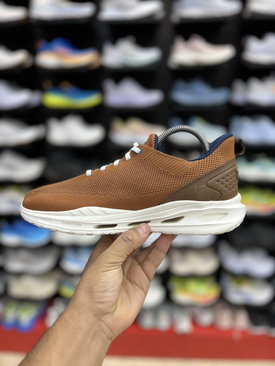 Skechers Arch Fit Orvan - Kincade

نظام Arch Fit®: نعل داخلي حاصل على براءة اختراع يدعم قوس القدم، مما يساعد في تقليل الصدمات وتوزيع الوزن بشكل متوازن.

تقنية Hands Free Slip-ins®: يتميز بتصميم سهل الارتداء مع وسادة كعب حصرية تتيح ارتداء الحذاء دون الحاجة لاستخدام اليدين.

اصلي وكاله غير مستخدم
متوفر قياس 41–42

العنوان النجف ملحق الروان 
توصيل 🚚 محافظات 6 داخل النجف3 
*********** واتساب
