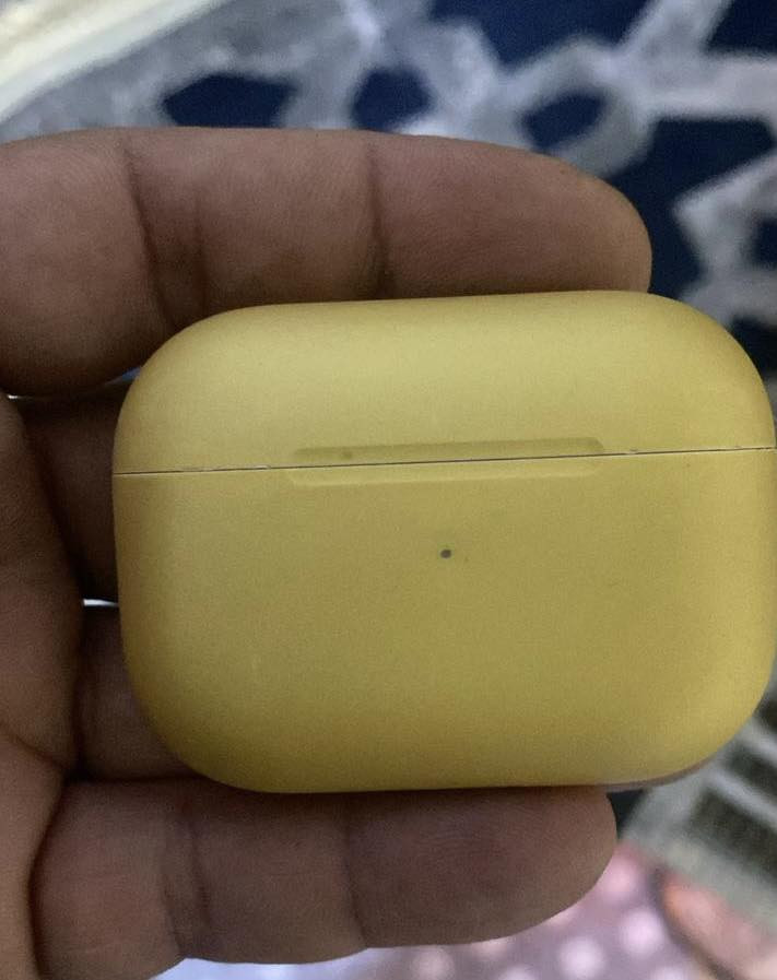 سلام عليكم ايربودز جيل الثاني شاحن ايفون اصليه تك اليمنه متشتغل الكيس شحن فووول قيم وخذ مكان بغداد *********** واتساب
