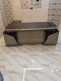 ميز مكتبي ثقيل • نظيف ١٠٠٪ • مدخل حي عدن