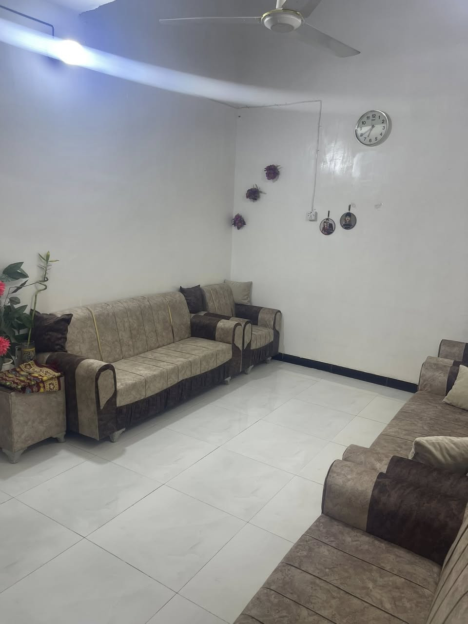 ياالله بيت للبيع  المساحه 140متر زراعي سند 25 طويريج  حي بغداد  يحتوي ع غرفه وصاله وستقبال ومطبخ وصحيات داخليه وخارجيه البناء بلوك السقف عكاده الاتصال ع الرقم ***********اومراجعه مكتب فاضل الغراوي  الرشيده قرب جسر الحولي  السعر 28
