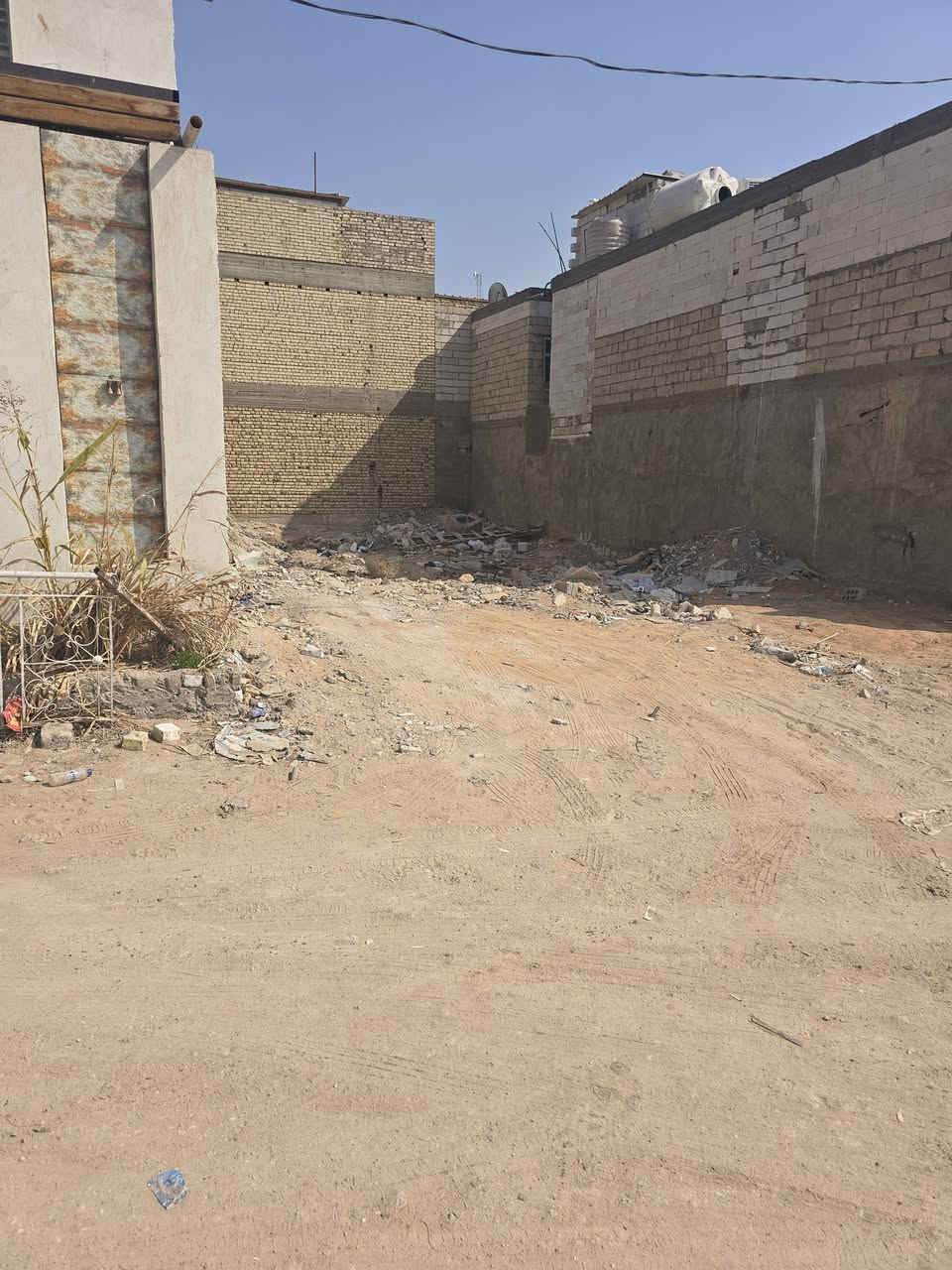 عرصه ٢٠٠ م قرب باب الخروج اول فرع ٨٠ م عن الشارع العام كاع سيد رحمان السعر ٤٠ مليون
***********
