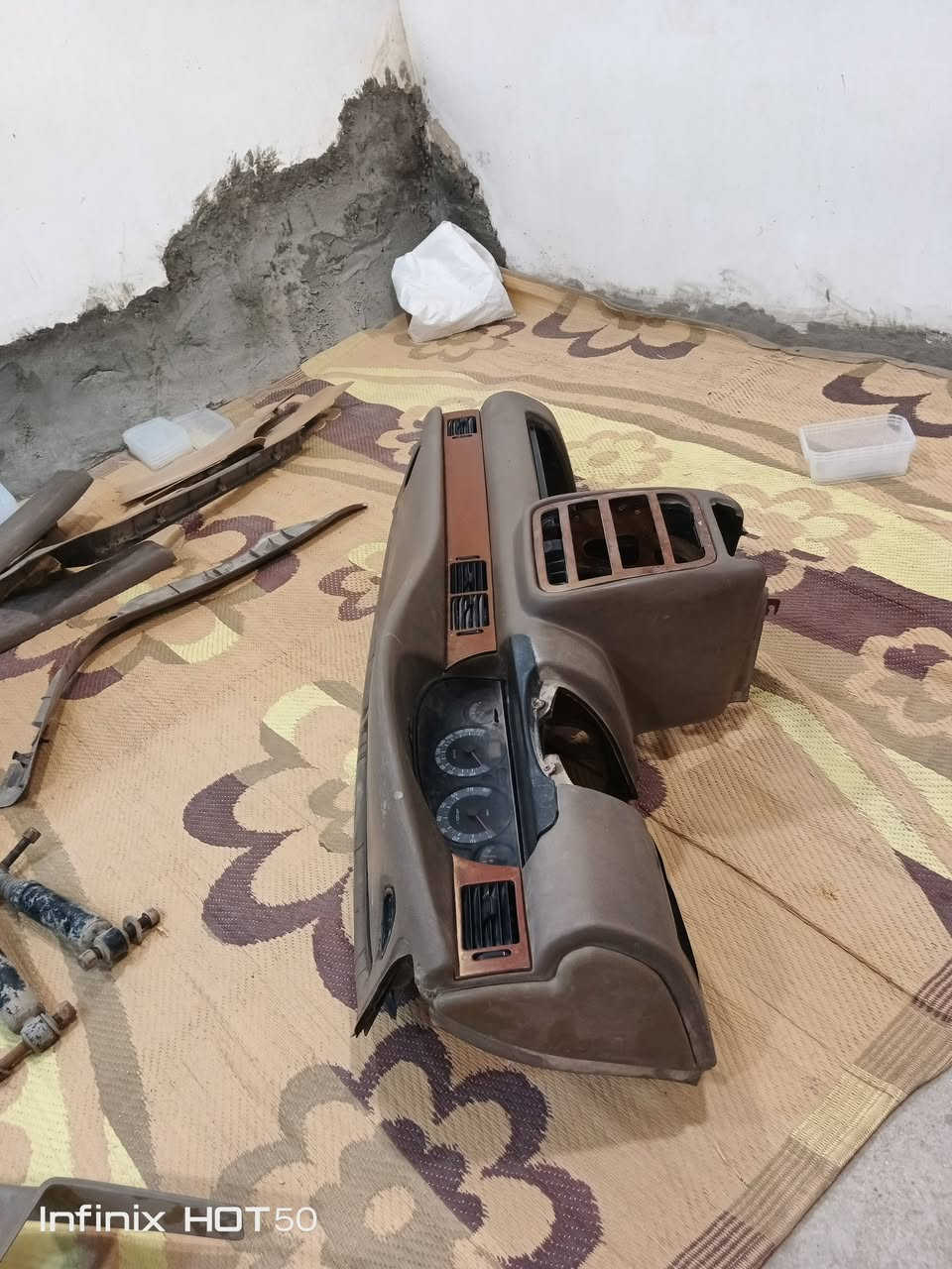 السلام عليكم اغراض سمند للبيع وياهن تنتة لون بيجي نضيفة كلش وياهن جامات مال اربع بيبان وماطورات بيبان مكان بغداد التواصل ***********
